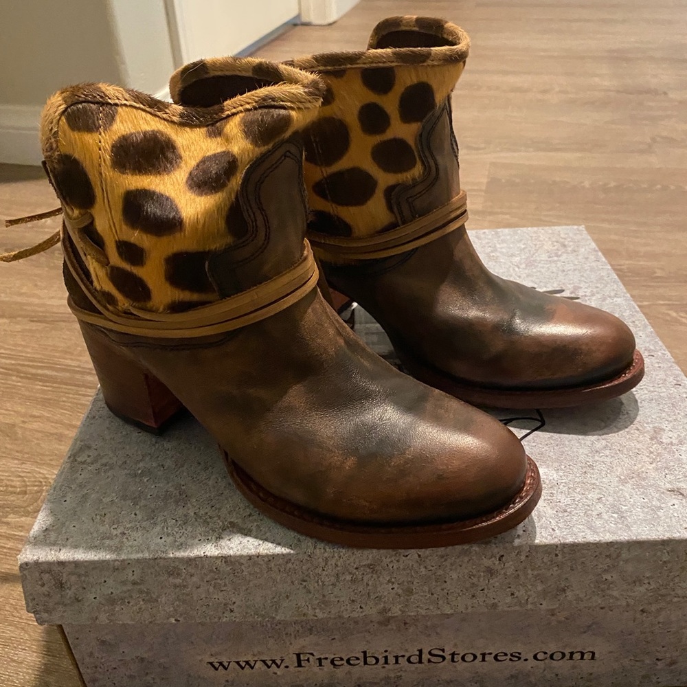Freebird by Steven Casey Leopard Brown Leather Ankle Booties Boots - size 9